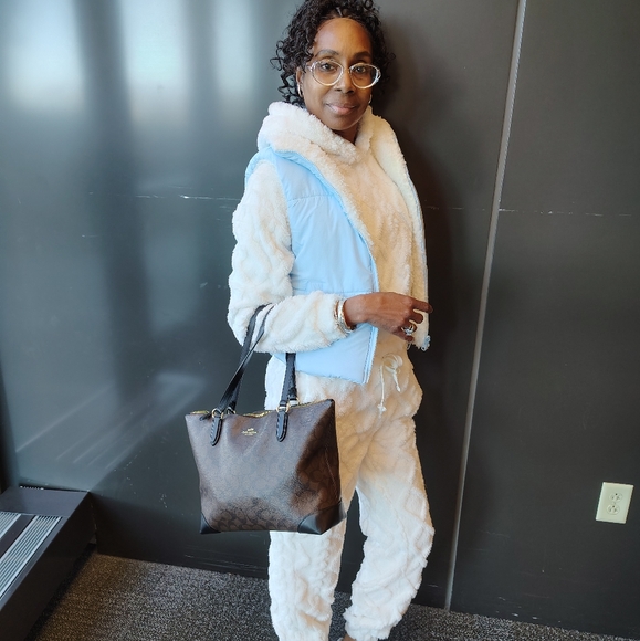 Meet your Posher, Roxanne - Picture 3 of 3